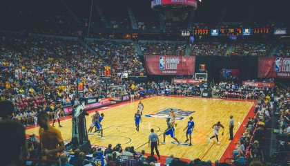 海星体育官网_东契奇休赛期低调加练引热议！身穿湖人主题T恤现身皇马球馆，球迷猜测未来动向